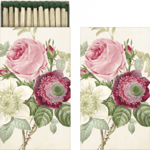 Una caja de cerillas con un diseño floral en la tapa, con flores rosas y rojas con hojas verdes.