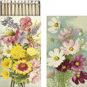 Una caja de cerillas con un diseño floral en la tapa. A la izquierda se ve un ramo de flores de varios colores; a la derecha, flores blancas y violetas sobre un fondo azul claro.