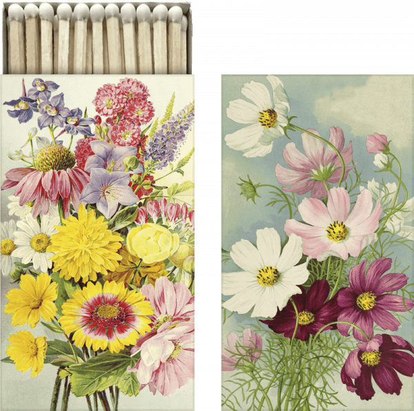 Una caja de cerillas con un diseño floral en la tapa. A la izquierda se ve un ramo de flores de varios colores; a la derecha, flores blancas y violetas sobre un fondo azul claro.