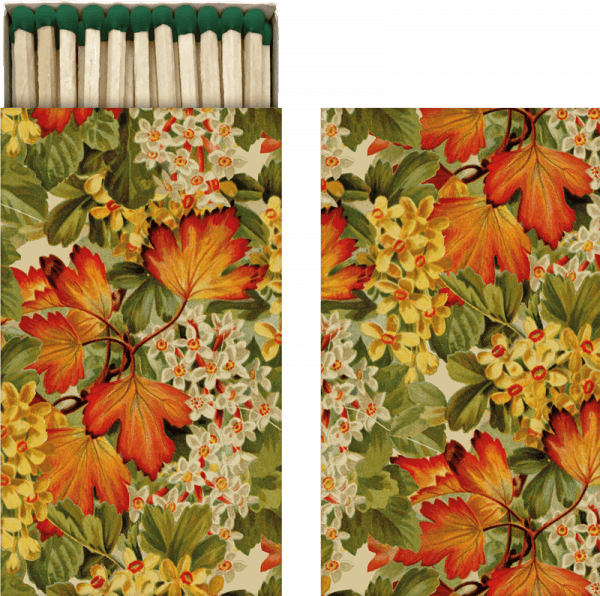 Una caja de fósforos con un diseño floral con hojas naranjas, rojas y amarillas y pequeñas flores blancas.