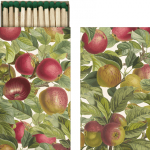 Una caja de cerillas con una ilustración vibrante de manzanas y hojas verdes. El diseño incluye manzanas de varios tamaños y colores, con follaje detallado.