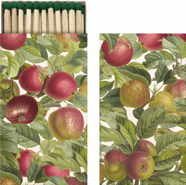 Una caja de cerillas con una ilustración vibrante de manzanas y hojas verdes. El diseño incluye manzanas de varios tamaños y colores, con follaje detallado.
