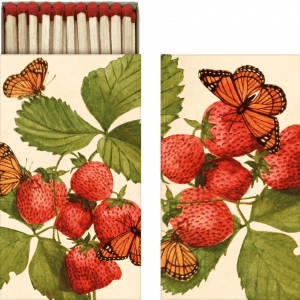 Caja de cerillas ilustrada con fresas, hojas verdes y mariposas en la portada.
