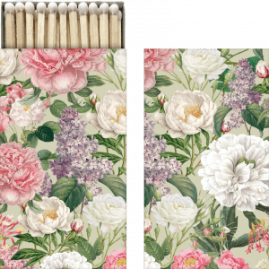 Una caja de cerillas con un estampado floral en la tapa, que muestra varias flores en tonos de rosa, blanco y follaje verde. La tapa está parcialmente abierta, lo que revela las cerillas en el interior.