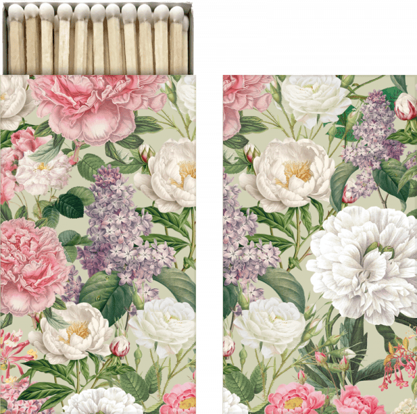 Una caja de cerillas con un estampado floral en la tapa, que muestra varias flores en tonos de rosa, blanco y follaje verde. La tapa está parcialmente abierta, lo que revela las cerillas en el interior.