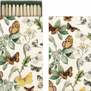 Caja de cerillas con estampado floral y de mariposas en la tapa, presenta una variedad de mariposas y plantas en una ilustración detallada.