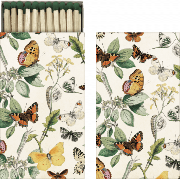 Caja de cerillas con estampado floral y de mariposas en la tapa, presenta una variedad de mariposas y plantas en una ilustración detallada.