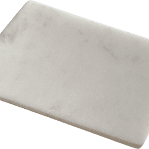 Una losa de mármol blanco rectangular y plana con vetas grises sutiles, colocada en un ligero ángulo.