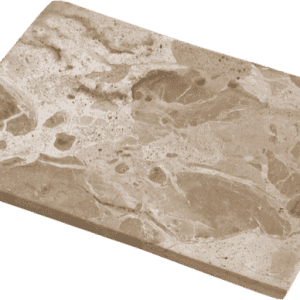 Losa rectangular de mármol marrón pulido con patrones y texturas naturales.