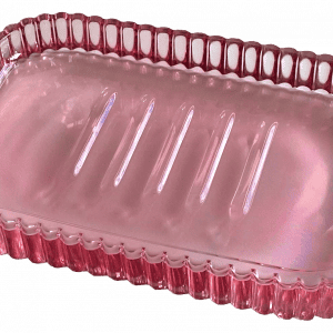 Jabonera rectangular de cristal rosa con relieves y bordes decorativos.
