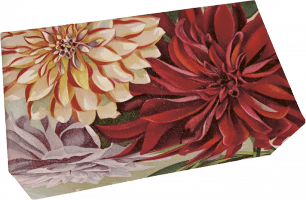 Una caja rectangular con un patrón floral que incluye flores de dalia de color rojo, rosa y crema.