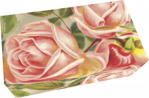Una caja rectangular decorada con rosas rosadas y hojas verdes sobre un fondo claro.