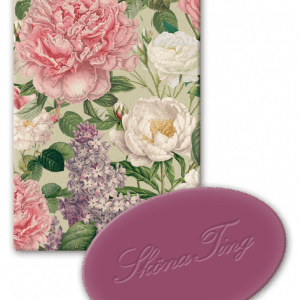 Tarjeta floral adornada con peonías rosas y blancas, lilas y hojas verdes. Acompañada de una forma ovalada morada con texto en relieve.