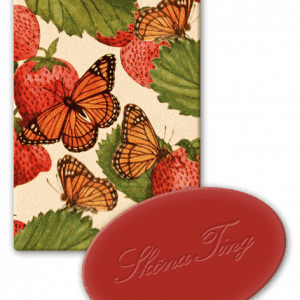Ilustración de mariposas naranjas y fresas con hojas verdes. En la parte inferior derecha hay un óvalo rojo con texto en relieve.