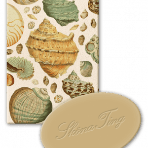 Colección ilustrada de varias conchas marinas en tonos terrosos con un óvalo en relieve beige con la etiqueta "Sköna Ting" debajo.