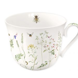 Una taza blanca adornada con ilustraciones de flores silvestres y abejas, con un asa curva.