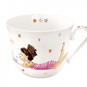 Taza blanca con ilustración de una persona con traje de rayas rosas, acostada, rodeada de pequeñas flores.
