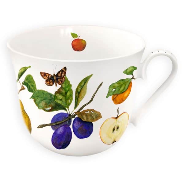 Taza de cerámica blanca con ilustraciones de frutas y mariposas, entre ellas manzanas, ciruelas y una naranja.