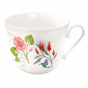 Una taza de té blanca con asa, que presenta diseños florales, flores rojas, hojas verdes y un colibrí colorido en el costado.