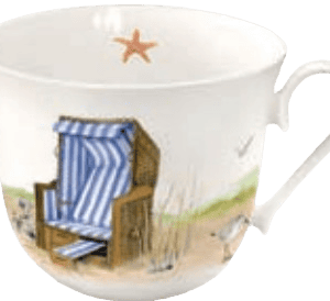 Taza blanca con diseño de escena de playa, con una silla de playa de rayas azules y una estrella de mar en el borde.