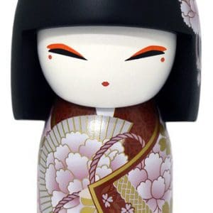Una muñeca kokeshi japonesa con un corte de pelo bob negro, vistiendo un kimono con estampado floral decorado con flores rosas y blancas, de pie sobre un fondo liso.