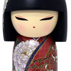 Una muñeca kokeshi japonesa tradicional con un peinado bob negro, un kimono con estampado floral rojo y dorado y rasgos faciales simples.