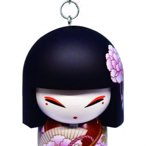 Llavero con una pequeña muñeca con corte de pelo bob negro y diseño de kimono floral. La muñeca tiene ojos rojos y una expresión serena. El texto debajo dice "TGKK266 SONOMI".