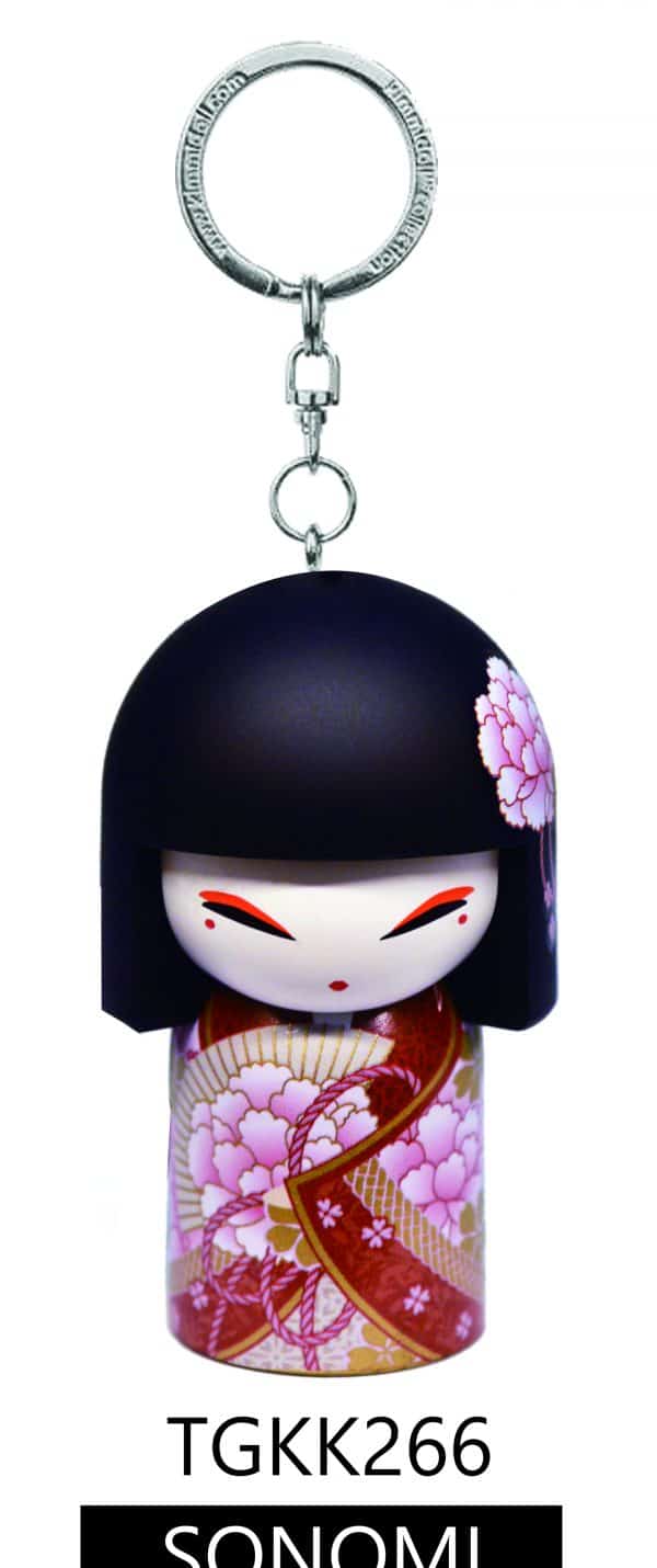 Llavero con una pequeña muñeca con corte de pelo bob negro y diseño de kimono floral. La muñeca tiene ojos rojos y una expresión serena. El texto debajo dice "TGKK266 SONOMI".