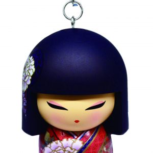 Llavero con una muñeca Kokeshi de pelo oscuro y kimono rojo con flores. El texto debajo dice "TGKK269 MIWA".