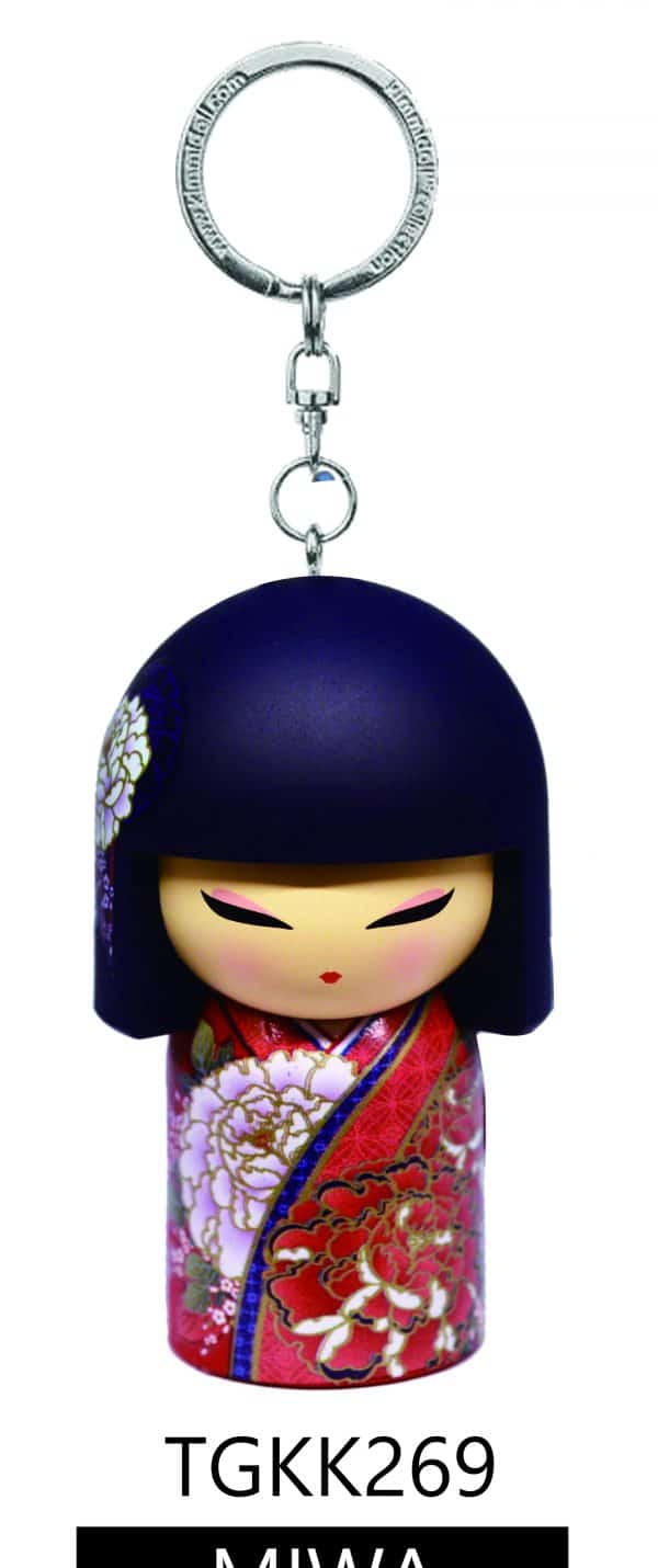 Llavero con una muñeca Kokeshi de pelo oscuro y kimono rojo con flores. El texto debajo dice "TGKK269 MIWA".
