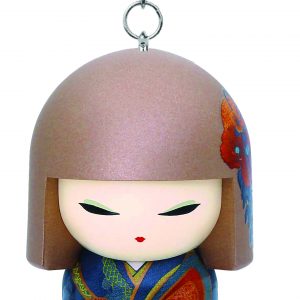 Llavero que presenta una muñeca Kokeshi con un corte de pelo bob marrón y un colorido atuendo floral tradicional.