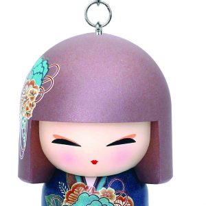 Llavero con figura de muñeca con kimono y estampados florales. La muñeca tiene el pelo corto morado y los ojos cerrados, con un lazo y una cadena de metal en la parte superior.