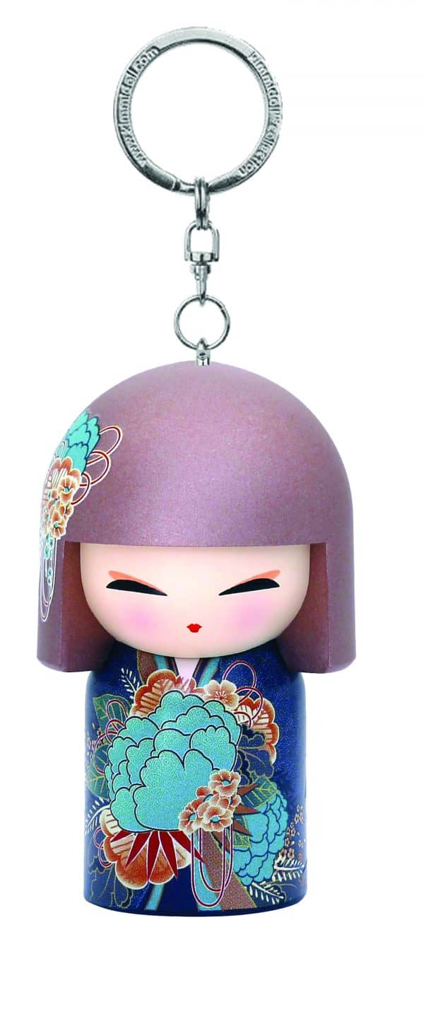 Llavero con figura de muñeca con kimono y estampados florales. La muñeca tiene el pelo corto morado y los ojos cerrados, con un lazo y una cadena de metal en la parte superior.