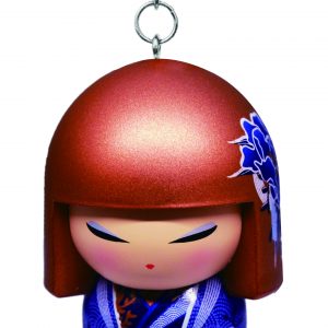 Llavero con diseño de muñeca kokeshi japonesa, que presenta una figura de cabello castaño con un kimono azul. Texto "TGKKJP01" en la parte inferior.