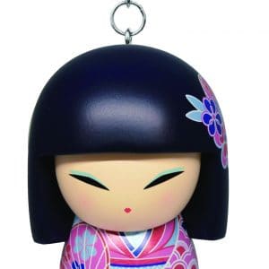 Un llavero que presenta una muñeca estilizada con cabello negro y ojos cerrados, vistiendo un kimono colorido adornado con patrones florales.