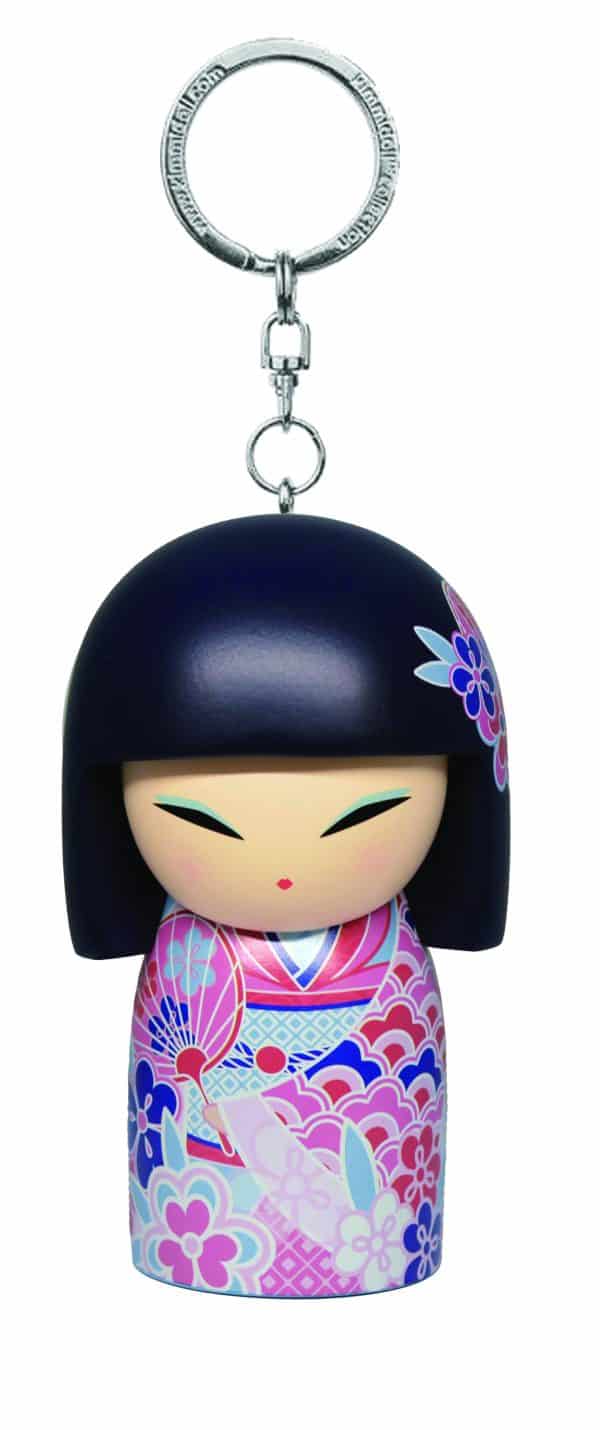 Un llavero que presenta una muñeca estilizada con cabello negro y ojos cerrados, vistiendo un kimono colorido adornado con patrones florales.