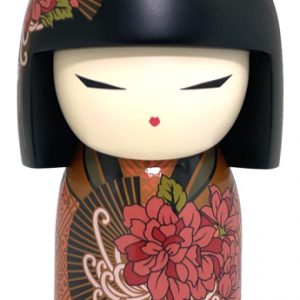 Una muñeca de madera con los ojos cerrados y un corte de pelo bob negro, adornado con patrones de flores rojas y un motivo de abanico sobre un fondo oscuro.