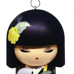 Llavero con una muñeca de ojos cerrados, cabello lacio y negro y un traje estampado de color amarillo y gris adornado con flores.