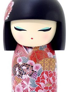 Una muñeca kokeshi japonesa con un corte de pelo bob negro y un kimono rojo adornado con patrones florales rosas y dorados.