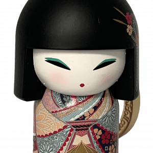 Una muñeca pequeña y decorativa con un corte de pelo bob negro, ojos cerrados y vistiendo un kimono colorido con patrones florales.