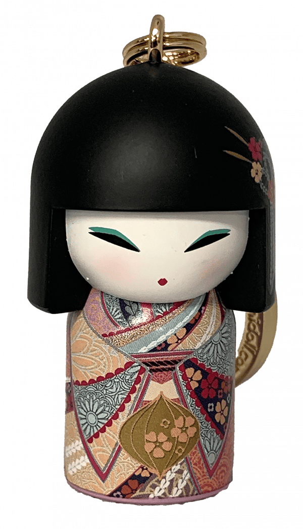 Una muñeca pequeña y decorativa con un corte de pelo bob negro, ojos cerrados y vistiendo un kimono colorido con patrones florales.