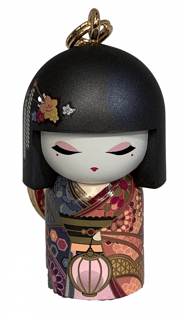 Llavero de muñeca Kokeshi con pelo negro, motivos florales y un kimono colorido.