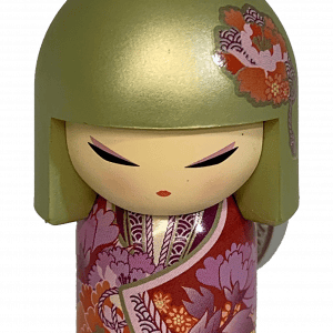 Un llavero decorativo con forma de muñeca japonesa tradicional, con intrincados patrones florales y una cabeza similar a un casco verde.