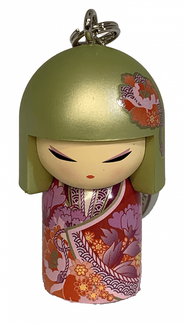 Un llavero decorativo con forma de muñeca japonesa tradicional, con intrincados patrones florales y una cabeza similar a un casco verde.