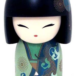 Una muñeca kokeshi japonesa decorativa con cabello negro y un kimono pintado con diseños florales y de ondas.