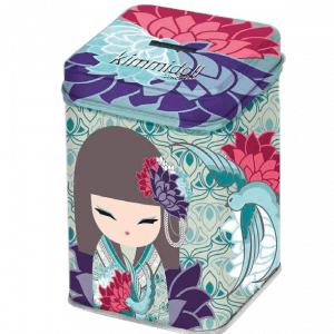 Recipiente de hojalata de colores con la imagen estilizada de una muñeca con atuendo tradicional que sostiene una planta. El fondo presenta motivos florales en tonos azules, rosas y morados.
