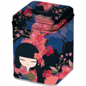 Una lata decorativa con un patrón floral colorido y una ilustración de una niña con atuendo tradicional.