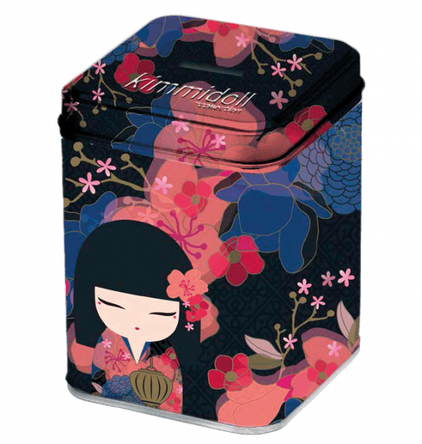 Una lata decorativa con un patrón floral colorido y una ilustración de una niña con atuendo tradicional.