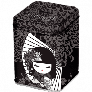 Contenedor de lata decorativo con una ilustración estilizada de una mujer sosteniendo un abanico sobre un fondo negro con estampado floral.