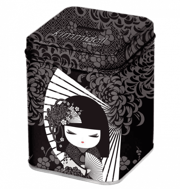 Contenedor de lata decorativo con una ilustración estilizada de una mujer sosteniendo un abanico sobre un fondo negro con estampado floral.